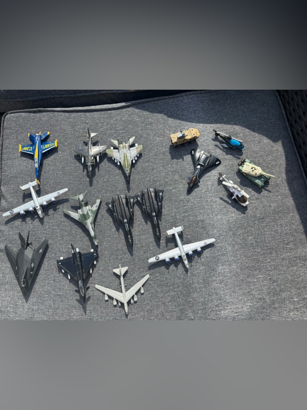 Lot Of 11 Maisto military airplanes and jets + 5 bonus military vehicules (P)